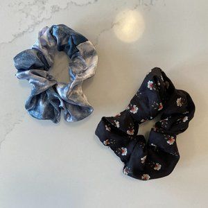 2 Scrunchies